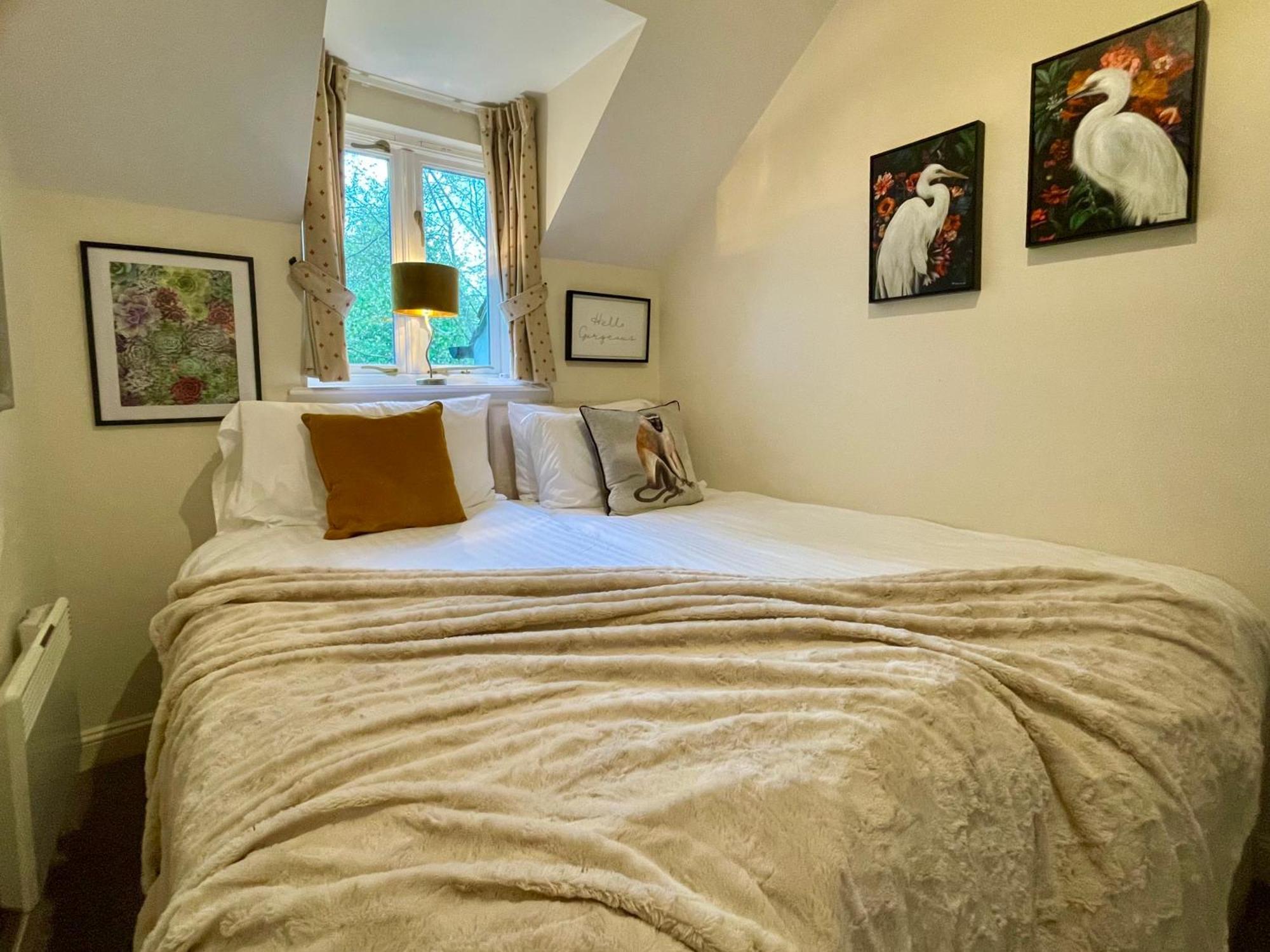 Cosy Cotswold Lodge By Your Home Here - Summer Sale For 3 Plus Nights - Ideal For Families With Log-Burner, Spa, Private Parking And Heated Swimming Pools Ashton Keynes Екстериор снимка