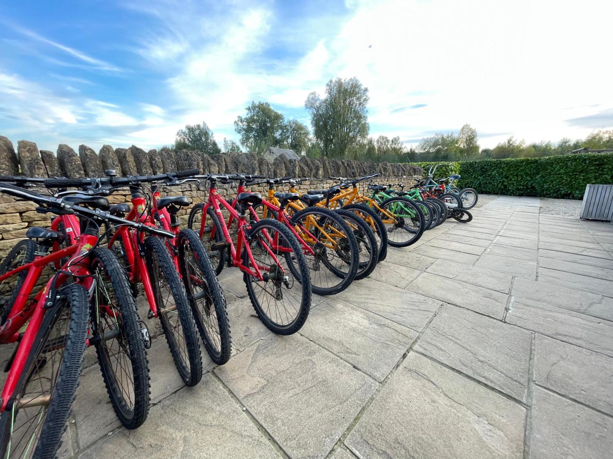 Cosy Cotswold Lodge By Your Home Here - Summer Sale For 3 Plus Nights - Ideal For Families With Log-Burner, Spa, Private Parking And Heated Swimming Pools Ashton Keynes Екстериор снимка