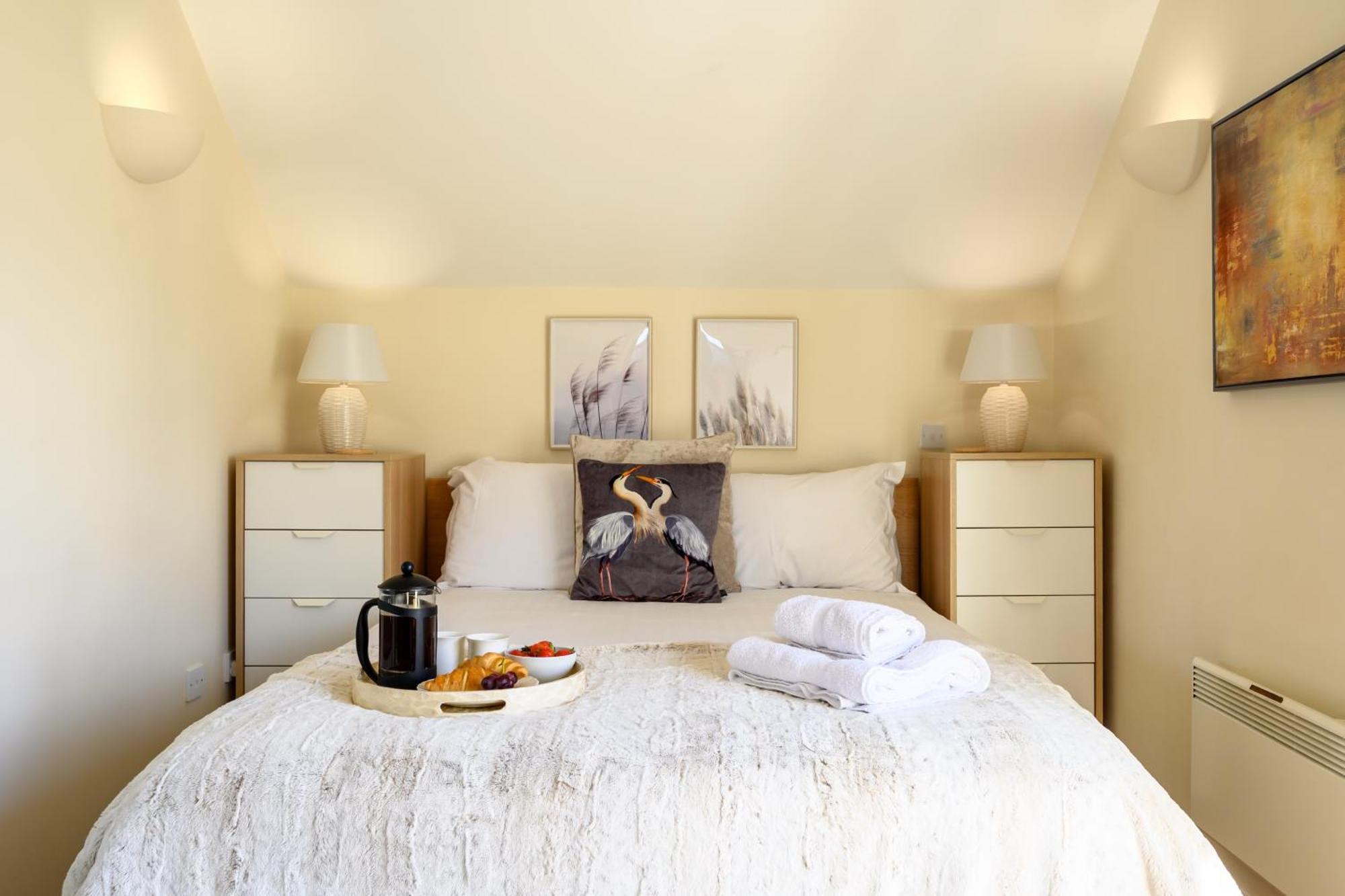 Cosy Cotswold Lodge By Your Home Here - Summer Sale For 3 Plus Nights - Ideal For Families With Log-Burner, Spa, Private Parking And Heated Swimming Pools Ashton Keynes Екстериор снимка