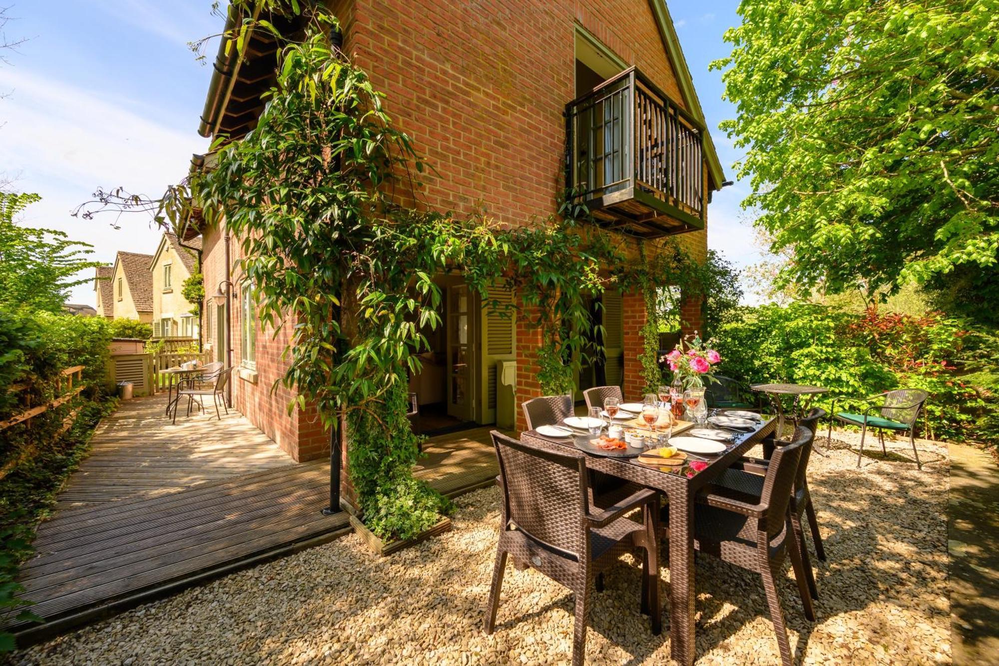 Cosy Cotswold Lodge By Your Home Here - Summer Sale For 3 Plus Nights - Ideal For Families With Log-Burner, Spa, Private Parking And Heated Swimming Pools Ashton Keynes Екстериор снимка