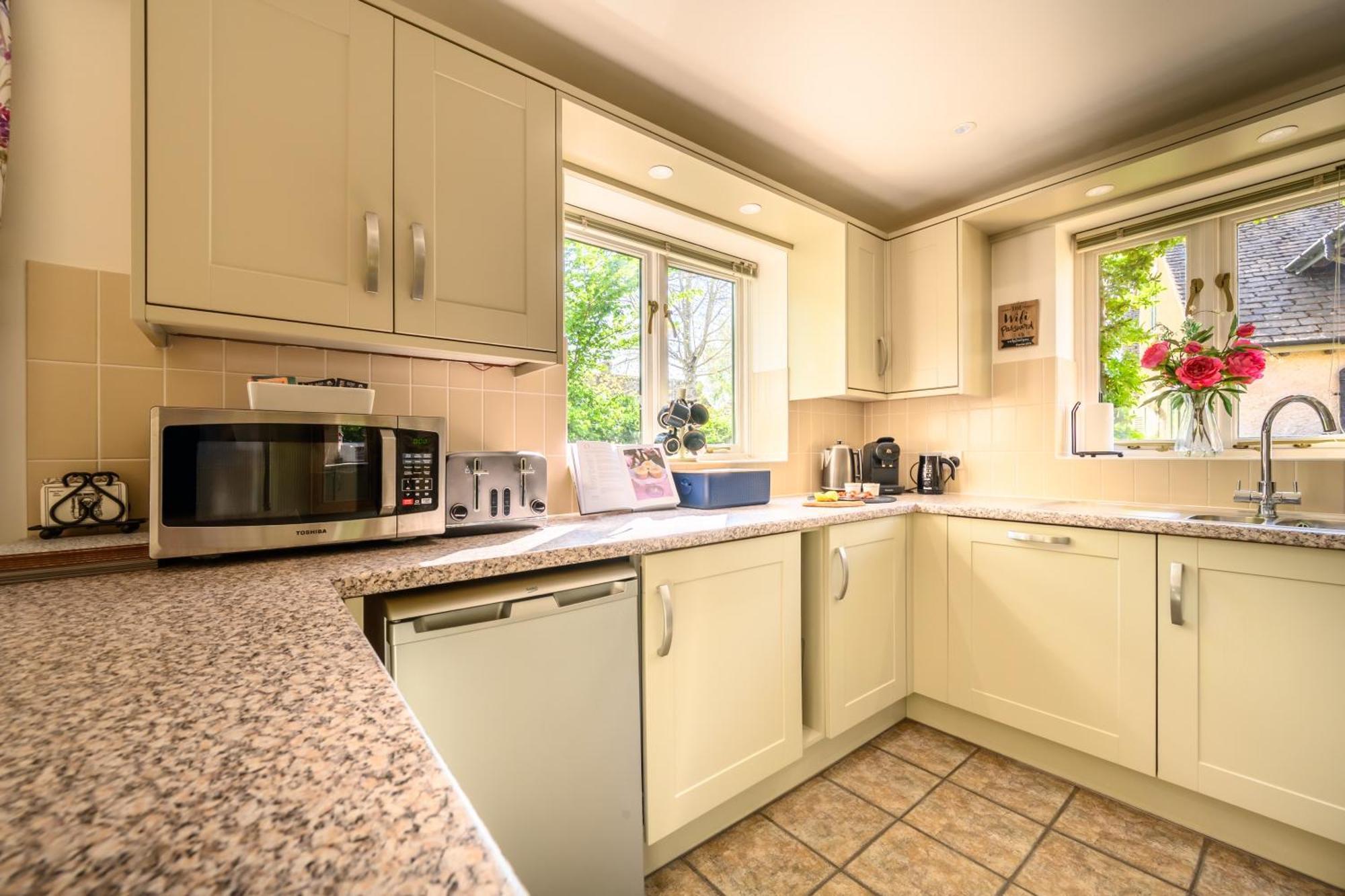 Cosy Cotswold Lodge By Your Home Here - Summer Sale For 3 Plus Nights - Ideal For Families With Log-Burner, Spa, Private Parking And Heated Swimming Pools Ashton Keynes Екстериор снимка