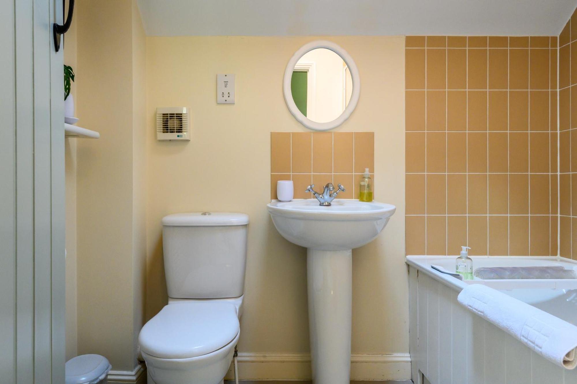 Cosy Cotswold Lodge By Your Home Here - Summer Sale For 3 Plus Nights - Ideal For Families With Log-Burner, Spa, Private Parking And Heated Swimming Pools Ashton Keynes Екстериор снимка