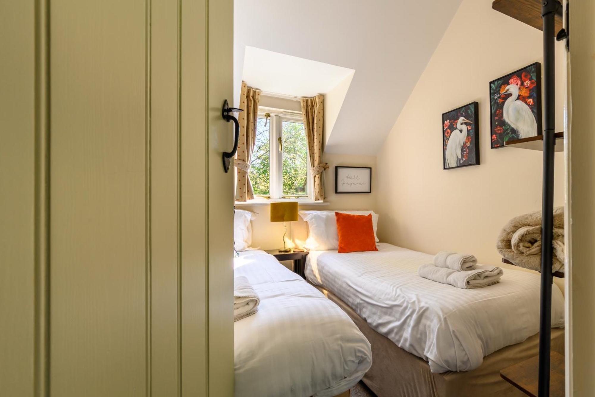 Cosy Cotswold Lodge By Your Home Here - Summer Sale For 3 Plus Nights - Ideal For Families With Log-Burner, Spa, Private Parking And Heated Swimming Pools Ashton Keynes Екстериор снимка