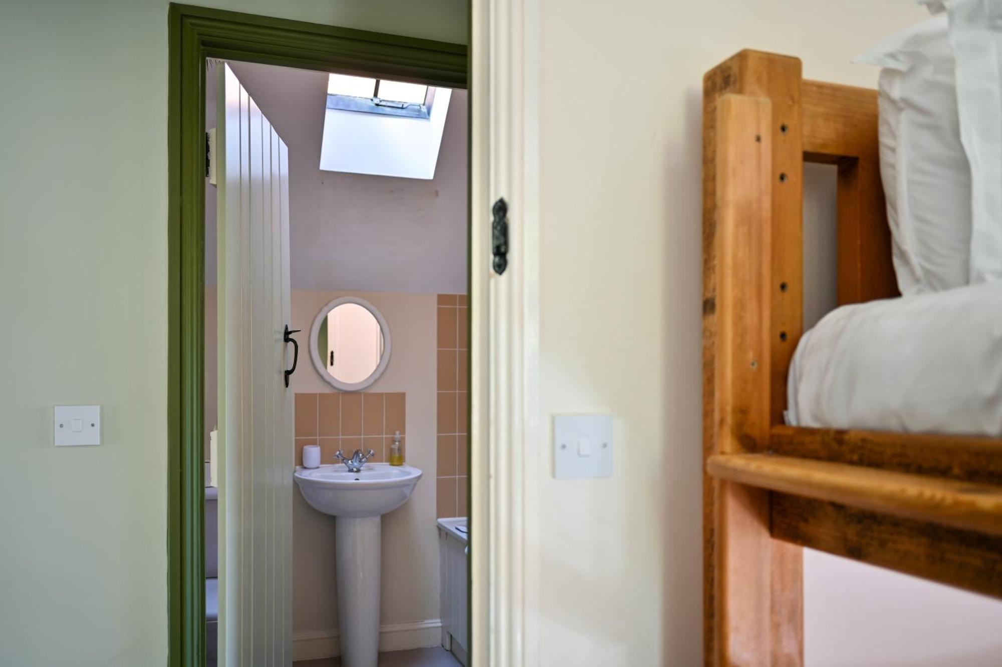 Cosy Cotswold Lodge By Your Home Here - Summer Sale For 3 Plus Nights - Ideal For Families With Log-Burner, Spa, Private Parking And Heated Swimming Pools Ashton Keynes Екстериор снимка